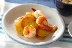 食欲そそる香り！エビとジャガイモのガーリック炒め