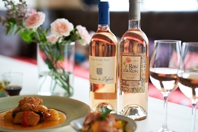 ロゼワインのある食卓