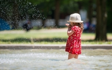 暑い日は子どもも大喜び！　水遊びの持ち物と注意まとめ