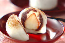 “イチゴ大福”を考案した人は天才だと思いませんか！？ 甘い餡と爽やかなイチゴのコンビがなんとも絶妙で美味！このまとめでは、そんなイチゴ大福をたったの5分で作るスピードレシピから、白玉・寒天・わらび餅とのアレンジレシピまで、イチゴを使った「和」のスイーツレシピを紹介します。