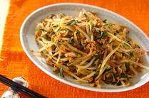 モヤシは栄養面でとってもバランスがよく、たんぱく質、炭水化物、ビタミン、ミネラル、食物繊維を一度に摂取できる食材だということをご存じでしたか？ お値段も手頃で、いろいろな料理にも使えるマルチな食材「モヤシ」を日々の献立にフル活用しましょう！