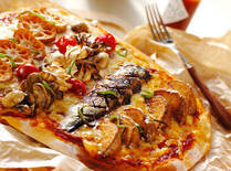 なんといってもピザは出来立てが格別。家なら焼き立てのアツアツが楽しめます。生地から作る本格的な自家製ピザを始め、市販のピザ生地にシーフードやプルコギなど様々な具材を乗せて作ったり。お家で楽しむ人気のピザレシピをご紹介します！