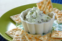 ディップにクラッカーやフランスパン、野菜スティックを添えるだけで立派な前菜に。お酒との相性もよく、ホームパーティやお花見で喜ばれること間違いなし。