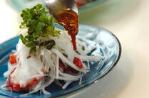 旬の味覚、新玉ねぎの風味と甘みを味わえるレシピを集めました。新玉ねぎは生食にも向いていて、玉ねぎの辛味成分「硫化アリル」は血液をサラサラにし、ビタミンB1の吸収を助けてくれるのだそう。新陳代謝を促し疲労回復や神経の鎮静にもよいというから今の時期是非食べたいですね。