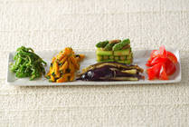 ごま油が効いたナムルは和えるだけで簡単に作れて、野菜が苦手なお子さんもパクパク食べてくれますよね♪そこで今回は、野菜で作る定番のナムルをはじめ、高野豆腐やシメサバなどのちょっと変わったアレンジナムルなど盛りだくさんでご紹介します。