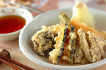 これから料理を始める人も、今さら聞けないという人も、プロ直伝のレシピをしっかりカバーして、和食調理のイロハを身につけましょう。揚げものはハードルが高いと思っていませんか？ 揚げ油を常備しましょう。家でいただく揚げたては格別です！