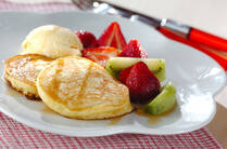 まるでお店のようなふわふわのパンケーキをおうちでも作ってみませんか？今回はベーキングパウダーやお豆腐などおうちにあるアイテムを使って作るふわふわのパンケーキレシピをはじめ、サラダ仕立てのパンケーキや抹茶味のアレンジを効かせたパンケーキなどおうちがカフェに大変身のパンケーキレシピをご紹介したいと思います。