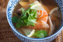 湿度も気温も上がってきて、夏本番も間近です。そんな時はピリリと辛いエスニック料理で食生活にもスパイスを効かせましょう！ 今回は、えびを使った簡単レシピをご紹介。