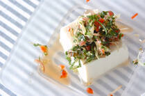 薬味には、食べ物の風味を引き立たせる効果意外にも、夏の疲れた体に嬉しい、食欲増進や食中毒防止などの働きもあります。昔の人の知恵を取り入れて、食欲のない日は、薬味を利かせた、こんなレシピをどうぞ。