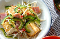 沖縄には暑い季節にぴったりの、美味しいものがいっぱい！ゴーヤチャンプルにタコライス、沖縄そば、ラフテーなど、ヘルシー＆美味しい沖縄料理で、暑さも吹き飛ばしましょう。