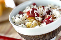 早くもスーパーには“秋の食材”が並び始めました。このまとめでは、秋の味覚で外せない「さつまいも」のレシピをピックアップ！定番の天ぷらやスイートポテトはもちろん、夕飯の即戦力になるレシピ、ちょっと小腹を満たすのにピッタリのスイーツレシピなど23選をご紹介します。