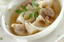 煮物やきんぴらなど、レンコンと言えば「和食の食材」というイメージが強いですが、実は「洋風味付け」もとっても美味しいですよ。このまとめでは、ハーブで炒めたり、ペペロンチーノにしたり、レンコンの新しい魅力に出会えるレシピをご紹介します！