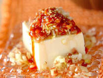 残暑も厳しく、まだまだ冷奴が美味しい気候。でも、毎回同じ味付けでは飽きてしまうし、面白みがありませんよね。そこで、いつもの冷奴をとっておきのレシピにする「脱・マンネリ」冷奴アレンジレシピを集めてみました♪