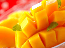 まだまだ暑い8月！肉厚の甘酸っぱいマンゴーを食べると、常夏の気分を楽しめますね。マンゴー好きのために、スイーツからお食事ものまで、あらゆるマンゴーレシピを集めました！