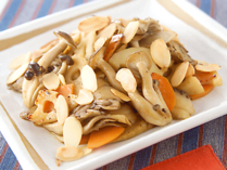 秋も深まってきましたね。寒くなる前に、季節を先取りして温かいものを食べると、体調が整いやすいそうです。中でも根菜は身体を温める作用があるのでオススメです！根菜を美味しく取り入れて、寒さに負けない身体づくりをしましょう。