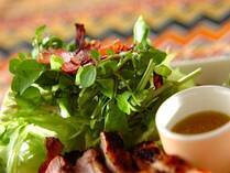 なかなか使い切れなかったり、いつもメインに添える程度になりがちなハーブですが、様々なバリエーションにとんだレシピがあるんですよ。今回は、定番のサラダやメインとのコラボはもちろん、パスタやスープ、ケーキのレシピまで、ハーブの使い道をバリエーション豊かに紹介します！