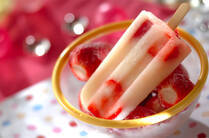 まだまだひんやり冷たいアイスが食べたくなる日が続いていますね。今回は材料を混ぜて固めて簡単にできる、手作りアイスキャンディーレシピをご紹介します。好きな果物をいれて、自家製アイスキャンディーを召し上がれ♪