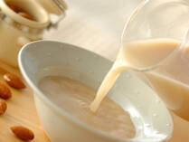 最近話題のアーモンドミルク。ビタミンEや食物繊維が豊富で、美容にもダイエットにも効果があると言われています♪飲み物としてだけでなく、お料理にも使えて大活躍！今日から牛乳の代わりにアーモンドミルクにしてみては？