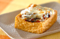 栄養価が高い厚揚げは、手間もかからずボリュームもあり、お肉代わりにもなる万能食材。チーズを乗せてトースト風に、副菜にサラダにメインディッシュにと、超のつくマルチプレイヤー。覚えておくと必ず役立つ、厚揚げ無限活用レシピ集です！