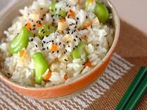 春から初夏にかけて旬を迎える緑が美しいエンドウ豆（グリンピース）やソラマメ、スナップエンドウはこの時期格別の美味しさ！このまとめでは、豆を使った混ぜご飯やアンチョビ炒め、サラダなど、食卓に彩りを与えてくれる豆レシピをご紹介します。