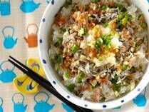 熱い夏はパパッと簡単に作れて洗い物も少なく、一杯で満足できる丼が食べたくなりますよね。そこで今回は暑さでちょっぴり夏バテ気味でもさっぱりいただけるシラスおろし丼や豆腐丼。そして暑さに負けない体を作るお肉やウナギを使ったスタミナ丼レシピをご紹介します！