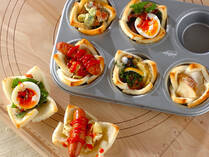 食パンを器にした「食パンカップ」を休日の朝にいかがでしょうか？食パンをマフィン型に入れトーストし、好きな具材を入れるだけでオシャレな一品ができますよ。朝ごはんはもちろん、パーティーや持ち寄り、お弁当にも使える食パンカップ、ぜひ試してみてくださいね。