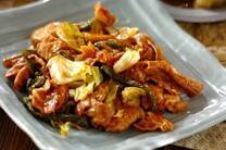 お財布がピンチの時の救世主「豚こま」。今回はこの豚こま切れ肉を使って簡単にお安く作れる「ブタタマキャベツ」や豚こまを丸めてボール状にしてカサ増しさせる「酢豚」など、家計のピンチを救ってくれる、ボリューム満点のお助けレシピをご紹介します！