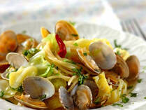 旬を迎え、「E・レシピ」のキーワードランキングでも堂々一位（3/31現在）の人気の春野菜＜春キャベツ＞。春キャベツの特徴は、ふんわりと柔らかな葉と甘み。今回は、そんな春キャベツの魅力を堪能するために考えられたレシピをまとめてご紹介します！