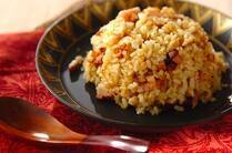 何を作ろうか迷った時は、色々な具材と一緒に炒めた「チャーハン」はいかがですか？今回は、一皿で満足感を得られる具沢山のチャーハンや、梅干しや柴漬けなど和食材を使ったチャーハン、そしてカレー味やあんかけのアレンジチャーハンなど、大満足の絶品チャーハンレシピをご紹介したいと思います！