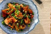 ジューシーで美味しい「鶏のもも肉」は様々な調理法で使い勝手の良い食材の一つです。そこで今回は「おいしい！」が1500以上ついた殿堂入りの「鶏の唐揚げ」や「鶏とキノコのバター醤油炒め」をはじめ、煮る・焼く・揚げる・ご飯系の「鶏モモ肉を使った万能レシピ」をご紹介します。