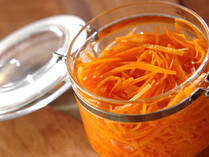 これから始まる新生活。毎日作るお弁当の献立で頭を悩ませてはいませんか？今回は、まとめて作り置きできるおかずや、パパッと簡単にできるおかずを、赤・黄・緑と色別にまとめました。お弁当を開けた時に彩りが良いと気分も上がりますよね。華やかなお弁当作りの参考にどうぞ。