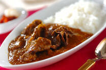 1月22日はカレーの日！そこで今回はルーを使わず作る本格派のレシピや、チキンやシーフードを使った王道のカレーレシピ、野菜を使ったヘルシーカレーや缶詰で作る簡単時短カレー、そしてお店で頂くような味わいのアジアンカレーなど、カレーづくしの満足レシピをご紹介します！