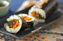 節分にその年の恵方を向き、願い事をしながら巻き寿司を一本黙々と食べると吉とされる「恵方巻」。2025年の恵方は「西南西」。手作りにチャレンジしたい方のために、基本の具の恵方巻からバリエーション豊かなアレンジレシピを集めました！