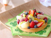 春から夏にかけては、カラフルでジューシーなフルーツが特においしい季節。そこで今回は、甘酸っぱいグレープフルーツやオレンジ、キウイ、桃などの果物をふんだんに使ったスイーツレシピをご紹介します。ゼリーやスムージーはもちろん、豪華なフルーツケーキやパフェまで。フルーツ缶を使ったお手軽レシピも！