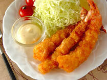 1回使うと酸化してしまう揚げ油は「梅干し」で復活できるんです！揚げ物が終わったら、そのまま梅干しを1、2個素揚げし、こんがりきつね色になればOK。梅干しのアルカリが酸化した油を中和してくれます。あとは油を濾して、できるだけ空気に触れないように保存しましょう。