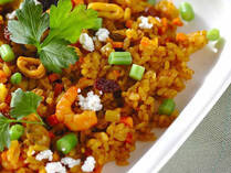 子どもたちの長い夏休みがやってきました。お昼ご飯はどうしようという悩みの始まりです！そこで、今回は頼りになる冷凍食材を使った、手間なく簡単にできる一皿ランチをご紹介します。便利食材を賢く使って、夏休みを乗り切りましょう！