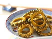 夏になると恋しくなる、ほろ苦さが特徴的なゴーヤは、キンキンに冷やしたビールにベストマッチ！今回はおつまみにもピッタリなゴーヤを使ったアレンジレシピをご紹介します。ゴーヤの苦味が苦手な人は塩もみや茹でることで苦味が抑えられるので、ぜひ試してみてくださいね。