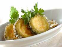 沖縄を代表する野菜「ゴーヤ」はまさに今が旬！軒先で日よけカーテンとしても活躍してくれる生命力溢れるゴーヤは、夏バテ解消にも◎。定番のチャンプルーはもちろん、ちょっと変わったゴーヤの肉みそやスープなど、ゴーヤを使い切る夏のレシピをご紹介します。