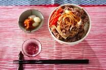 食欲の秋の到来！丼の中でも簡単で食べ応えがあってみんな大好きなのが「牛丼」です。このまとめでは、お店のような汁だくうまうまなプロに習う牛丼レシピから、超時短で作れる牛丼、そしてちょっぴりアレンジした新しい牛丼のレシピをご紹介します！