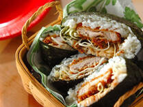 春の行楽といえば、なんといってもお花見。桜の下でみんなでワイワイお弁当を食べるのは楽しいですよね。今回は一品でも満足できる、具だくさんなおにぎりやサンドイッチ、ケークサレのレシピをご紹介します。ラップやホイルで包んで行けば、食べた後は小さくたため、かさばらないのも嬉しいポイントです。