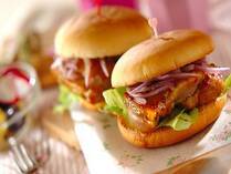 ハチミツは調味料として照りを出したり、味わいにコクや深みを出したりととっても万能に使える調味料なんです。今回はスイーツだけじゃなく、おかずやソースとしても使えるハチミツのおかずレシピをご紹介したいと思います。