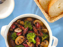 店先にホタルイカが登場すると＜春＞の到来を実感しますね。4～5月が旬のホタルイカ、定番の酢みそ和えはもちろんニンニクやオリーブオイルといった洋風食材との相性も抜群。今回はホタルイカの和・洋絶品アレンジレシピをご紹介します！