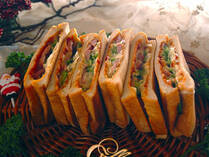 ステイホームでもピクニック気分になれる、ワクワクするメニューがホットサンド。手軽にハム＆チーズを挟むのもよし、残ったおかずを挟むのもよし、こだわりの具を調理するのもよし！ホットサンド器がなければ、水で溶いた小麦粉をのりがわりに、パンが重なるふち一周に塗ってギュッ！とおさえてから、トースターで焼いてもできますよ。