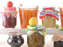 季節のフルーツの新鮮なおいしさを閉じ込めたジャム。基本の作り方は、果実の1/2の重さの砂糖で煮詰めるだけ。今回は、定番のイチゴやリンゴを使ったジャムの他、紅茶やトマトを使った珍しいジャムのレシピもご紹介します。ジャムより糖度が低く、そのまま食べてもおいしいコンポートも！