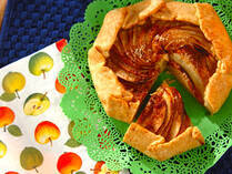 今、型なしで作るレシピが注目を集めています。ちぎりパンやタルト、ドーナツが、専用の型を使わずに作れちゃいます！型なしで作る方法をマスターしたら、デコレーションなどで自分流にアレンジするのもいいですね。