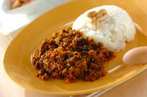 水分量が少なく炒めて作る「ドライカレー」は煮込み時間も少ないので手早く作れるのが嬉しいところ。今回は今話題の定番ドライカレーから野菜や鯖缶を使ったアレンジレシピなどスピーディーなのに本格的なドライカレーレシピをご紹介したいと思います。