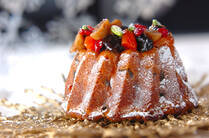 クグロフはフランスやオーストリア、スイスなどでよく食べられているクリスマスに欠かせない伝統菓子。クグロフはパンのような発酵生地で作られるのが基本ですが、バター生地でも◎クグロフ型を使って自由に楽しみましょう！