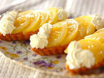 あちこちのお庭に柑橘系の実がなっているこの季節は「レモン」の季節でもあります。ビタミンCたっぷりの清涼感のあるレモンスイーツを作ってみませんか？このまとめでは、レモンをたっぷり使ったゼリーやムース、レモン風味のカスタードで作るタルトやレモンのパンケーキなど、レモンを使ったスイーツレシピをご紹介します！