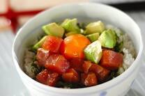 連休や春休み、夏休みで頭を悩ませるのが「ランチ」。そこで今回は簡単ふわとろ天津飯やサッと作れるマグロアボカド丼など、ワンボウルやワンプーレートで洗い物も少なく栄養バランスも良い「絶品簡単ランチレシピ」をご紹介します！