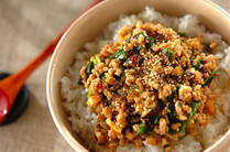 冷蔵庫に常備しておくと便利なひき肉は、包丁を使わず調理できるので手間もかからずとっても便利！その中でも鶏＆豚ひき肉はアレンジも効き、安価でヘルシーですよね。そこで今回はひき肉を使った、ご飯に合うおかずレシピと、一皿で大満足のひき肉レシピをご紹介します。　